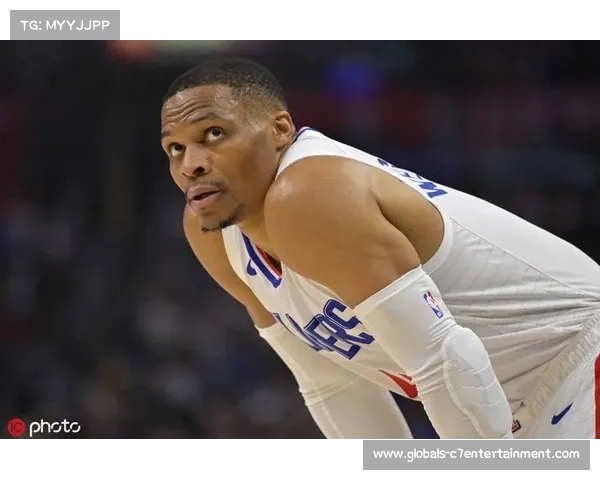 威少接球爆发速度瞬间突破 拉杆上篮完成精彩2+1扣篮震撼全场